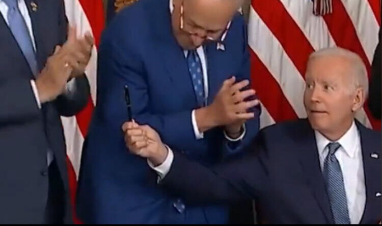 Video: Biden Can’t Resist Sick Move With His Hand, Eyes Look Wild As He Returns To The White House For 5 Hours